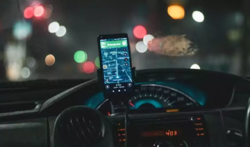 وضع الهاتف على التابلو في الأردن .. هل يعد مخالفة؟