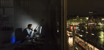 دراسة: العمل الليلي يزيد خطر الإصابة بالقولون العصبي دراسة: العمل الليلي يزيد خطر الإصابة بالقولون العصبي