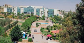 فوضى في حفل تخرج بجامعة الإسراء .. طلاب يرمون شهاداتهم على المسرح والجامعة توضح لـ سرايا (فيديو)