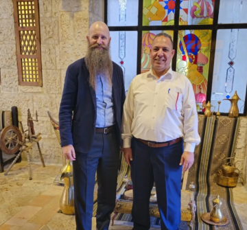 السفير الاميركي الجديد يبدا مهامه بتناول المشاوي الأردنية