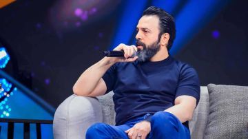 تيم حسن يوضح سبب ارتداء المشد الطبي