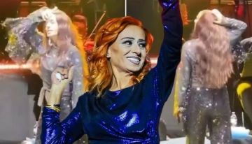 فيديو.. مطربة تفاجئ الجمهور بخلع شعرها المستعار على المسرح فيديو.. مطربة تفاجئ الجمهور بخلع شعرها المستعار على المسرح