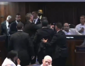 إخراج نائبين من الكنيست الإسرائيلي لمحاولتها قطع خطاب ترامب إخراج نائبين من الكنيست الإسرائيلي لمحاولتها قطع خطاب ترامب