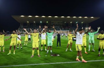 النشيد أم الحناء.. رد فعل لاعب النصر مارتينيز من حركة طفلة سعودية (صورة) النشيد أم الحناء.. رد فعل لاعب النصر مارتينيز من حركة طفلة سعودية (صورة)