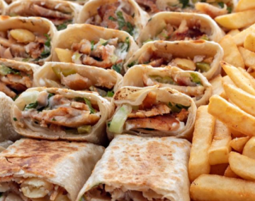 مطالبات واسعة بتخفيض أسعار الشاورما بعد انخفاض اسعار بيع الدجاج واللحم مطالبات واسعة بتخفيض أسعار الشاورما بعد انخفاض اسعار بيع الدجاج واللحم