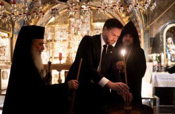 نائب الرئيس الأمريكي يركع وينفجر بالبكاء نائب الرئيس الأمريكي يركع وينفجر بالبكاء