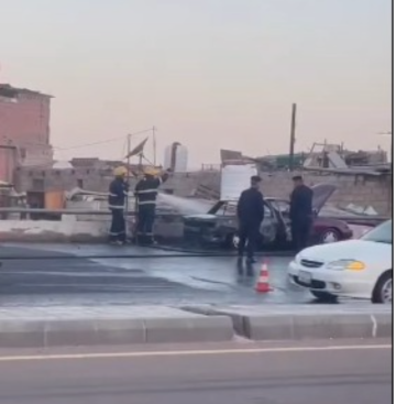 الدفاع المدني يخمد حريق مركبة على طريق الشلالة في العقبة الدفاع المدني يخمد حريق مركبة على طريق الشلالة في العقبة