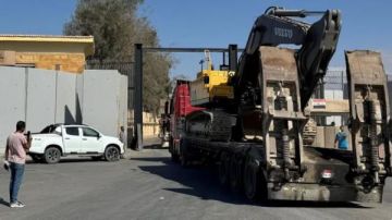 مصر ترسل معدات ثقيلة إضافية إلى غزة مصر ترسل معدات ثقيلة إضافية إلى غزة