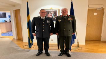 رئيس هيئة الأركان يلتقي قيادات الجيش السويدي لتعزيز التعاون العسكري رئيس هيئة الأركان يلتقي قيادات الجيش السويدي لتعزيز التعاون العسكري