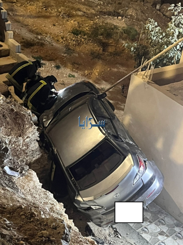 سقوط سيارة على منزل في الشوبك .. صور سقوط سيارة على منزل في الشوبك .. صور