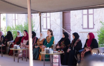 الملكة رانيا تؤكد دعمها لجهود التمكين الاقتصادي خلال زيارة إلى معان