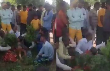 بدلا من الدفن.. عائلة هندية تحتفظ بجثة طفلها 4 أيام وتضربه بالأغصان أملا في عودة الروح إليه (فيديو) بدلا من الدفن.. عائلة هندية تحتفظ بجثة طفلها 4 أيام وتضربه بالأغصان أملا في عودة الروح إليه (فيديو)