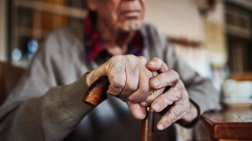 حرموه الحنان فحرمهم الميراث .. مسن ينفق ثروته في بناء مسجد حرموه الحنان فحرمهم الميراث .. مسن ينفق ثروته في بناء مسجد