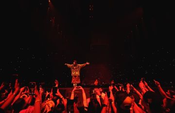 لقطات صادمة.. فنانة عالمية تتعرض لـ هجوم مفاجئ من أحد الحضور خلال حفل لها (فيديوهات)