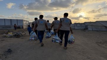 الحملة الأردنية والهيئة الخيرية توزعان 850 طردا غذائيا على العائلات النازحة في دير البلح الحملة الأردنية والهيئة الخيرية توزعان 850 طردا غذائيا على العائلات النازحة في دير البلح