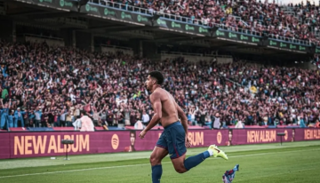 هدف في الوقت القاتل يمنح برشلونة الصدارة مؤقتا