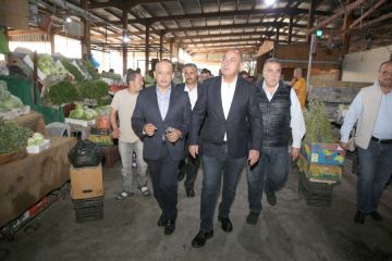 بالصور...الشواربة يتفقد سوق الحسين الشعبي