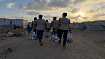 الحملة الأردنية توزع 850 طردا غذائيا في أكبر مخيم للنازحين بدير البلح الحملة الأردنية توزع 850 طردا غذائيا في أكبر مخيم للنازحين بدير البلح