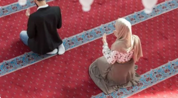 كيف تقف المرأة في صلاة الجماعة مع زوجها؟ كيف تقف المرأة في صلاة الجماعة مع زوجها؟