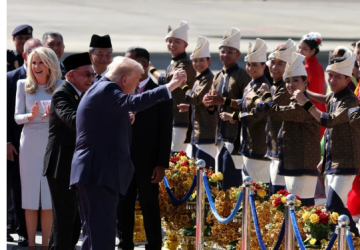 رقصة ترامب في ماليزيا تشعل مواقع التواصل (فيديو) رقصة ترامب في ماليزيا تشعل مواقع التواصل (فيديو)