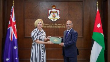 الخارجية تتسلم نسخة من أوراق اعتماد السفيرة الأسترالية الخارجية تتسلم نسخة من أوراق اعتماد السفيرة الأسترالية