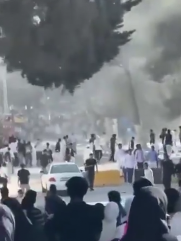 بالفيديو...اندلاع مشاجرة واسعة داخل حرم الجامعة الأردنية بالفيديو...اندلاع مشاجرة واسعة داخل حرم الجامعة الأردنية