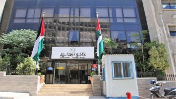 الجمارك تدعو المواطنين والتجار إلى التخليص على المركبات المشمولة بالقرار الحكومي قبل 1 11 2025 الجمارك تدعو المواطنين والتجار إلى التخليص على المركبات المشمولة بالقرار الحكومي قبل 1 11 2025