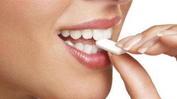 مضغ اللبان يوميا.. عادة بسيطة تصنع المعجزات في صحتك وجمالك ودماغك مضغ اللبان يوميا.. عادة بسيطة تصنع المعجزات في صحتك وجمالك ودماغك