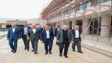 رئيس الوزراء يتفقد 5 مواقع في البترا والشوبك ووادي موسى