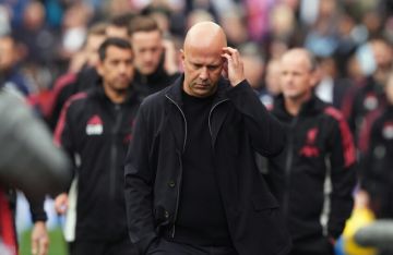 بعد الخسارة أمام تشيلسي.. سلوت يدافع بشدة عن محمد صلاح