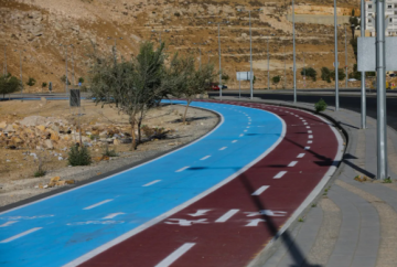 الداخلية: ضبط أشخاص تعدوا على المسارات الآمنة للمشاة والدراجات الهوائية في عمان الداخلية: ضبط أشخاص تعدوا على المسارات الآمنة للمشاة والدراجات الهوائية في عمان