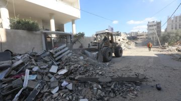 بلدية غزة تبدأ فتح الشوارع المغلقة بعد وقف إطلاق النار وسط دمار واسع بلدية غزة تبدأ فتح الشوارع المغلقة بعد وقف إطلاق النار وسط دمار واسع