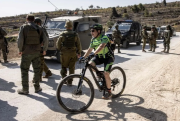 الاحتلال يرحل 32 ناشطا أجنبيا تضامنوا مع الفلسطينيين في قطف الزيتون الاحتلال يرحل 32 ناشطا أجنبيا تضامنوا مع الفلسطينيين في قطف الزيتون