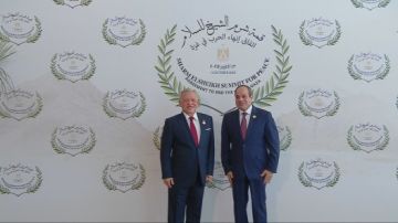 الملك يصل مقر قمة شرم الشيخ للسلام في مصر