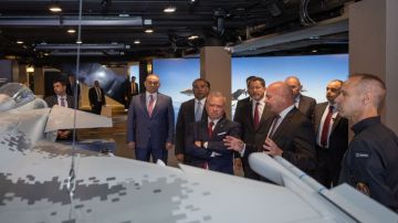 الملك يزور شركة ساب (SAAB) المختصة في الصناعات العسكرية