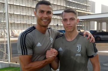 بعد أن دمرته الإصابات .. زميل رونالدو السابق يعمل في البناء