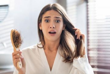 قشرة الرأس الدهنية مشكلة تؤرق الفتيات شتاء .. إليك طرق علاجها قشرة الرأس الدهنية مشكلة تؤرق الفتيات شتاء .. إليك طرق علاجها