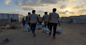 الحملة الأردنية توزع 850 طردا غذائيا في أكبر مخيم للنازحين بدير البلح الحملة الأردنية توزع 850 طردا غذائيا في أكبر مخيم للنازحين بدير البلح