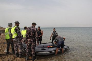 انقاذ شخصين تعرضا للتعب الشديد اثناء السباحة في البحر الميت انقاذ شخصين تعرضا للتعب الشديد اثناء السباحة في البحر الميت