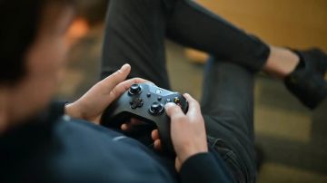 أب يضرب ابنته أثناء لعبه بـ إكس بوكس  أب يضرب ابنته أثناء لعبه بـ إكس بوكس