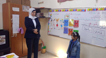 السواريس تتفقد مدرسة فاطمة الزهراء الأساسية المختلطة بحضور فعاليات الطابور الصباحي .