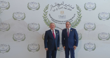 الملك يصل مقر قمة شرم الشيخ للسلام في مصر