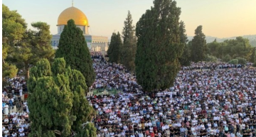 عشرات الآلاف يؤدون صلاة الجمعة في المسجد الأقصى عشرات الآلاف يؤدون صلاة الجمعة في المسجد الأقصى