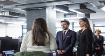 ولي العهد يبحث في باريس توسيع التعاون مع شبكة 42 لتطوير مهارات الشباب في البرمجة