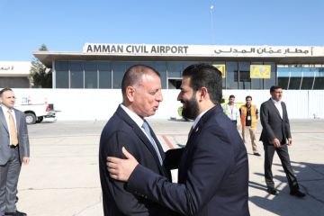 وزير الداخلية يستقبل نظيره السوري في مطار عمان لتعزيز التعاون المشترك