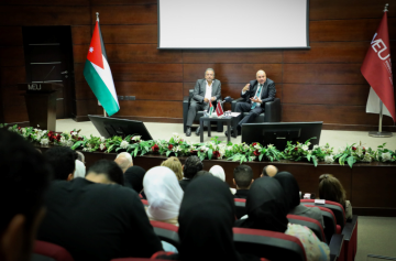 العودات يحاور طلبة جامعة الشرق الأوسط العودات يحاور طلبة جامعة الشرق الأوسط