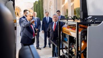 الملك يطلع على عمل وحدات دعم مبتوري الأطراف المتنقلة التابعة لجمعية استعادة الأمل الأردنية الملك يطلع على عمل وحدات دعم مبتوري الأطراف المتنقلة التابعة لجمعية استعادة الأمل الأردنية