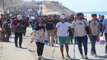 غزة .. استمرار عودة آلاف النازحين من الجنوب إلى المدينة ومناطق في الشمال