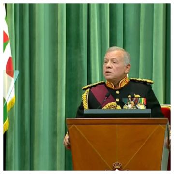 الملك يؤكد على ضرورة الاستمرار في تنفيذ رؤية التحديث الاقتصادي الملك يؤكد على ضرورة الاستمرار في تنفيذ رؤية التحديث الاقتصادي