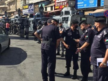 حملة أمنية على بائعات الهوى في مجمع رغدان حملة أمنية على بائعات الهوى في مجمع رغدان